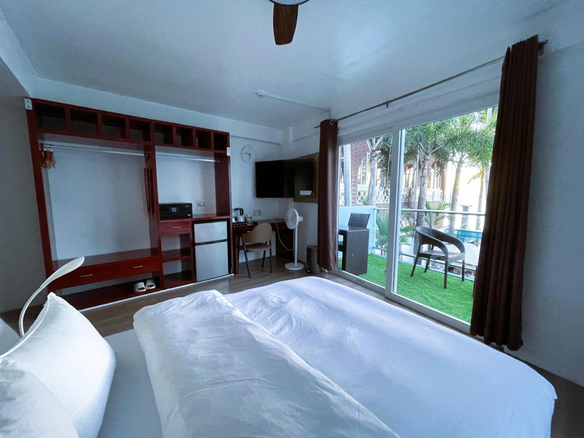 Montani Beach Resort Puerto Galera Powered By Cocotel Eksteriør billede
